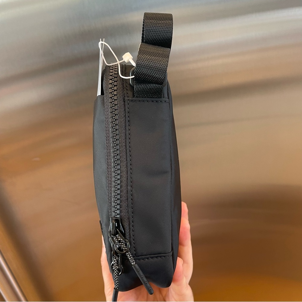 NWT Lululemon Easy Access Crossbody Bag 1.5L in black ( RARE ) - Picture 14 of 16